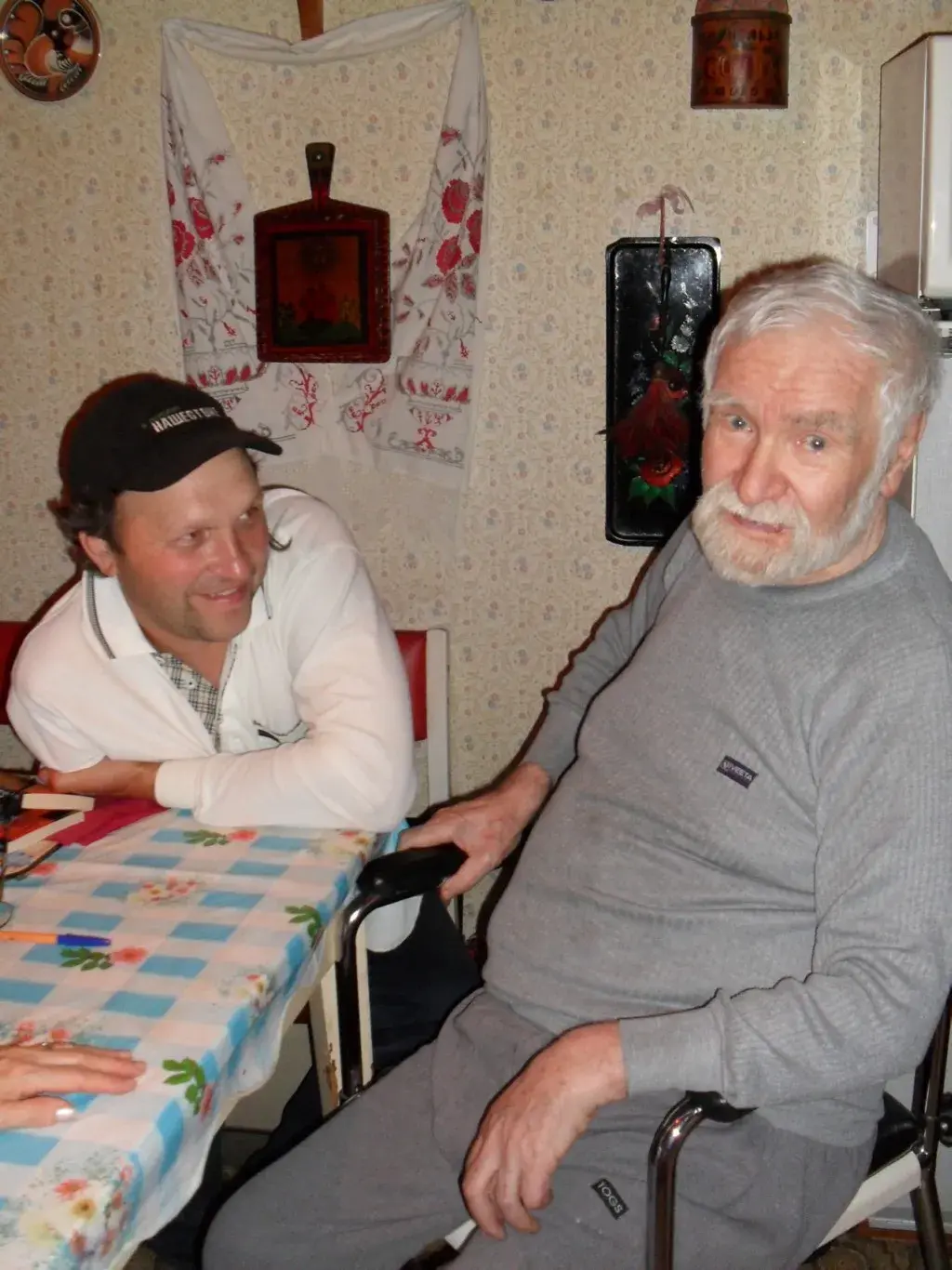 Москва, август 2009 года. 81-летний писатель передвигается в инвалидной коляске, практически не покидает свой дом и очень редко принимает гостей. Одним из таких