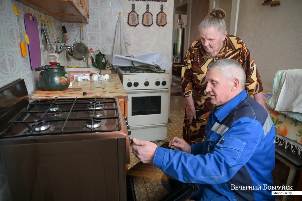 02.02.2022. Бобруйск. Слесарь ПУ «Бобруйскгаз» Александр Клименков проводит замену газовой плиты в квартире Надежды Дмитриевны с улицы Гагарина.