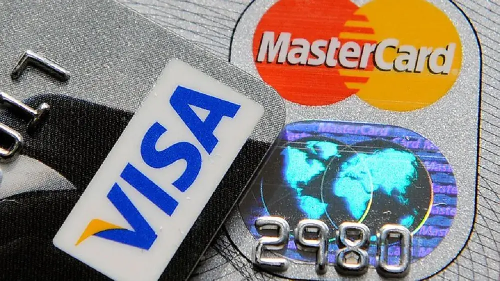 Visa и Mastercard приостановили работу в России.