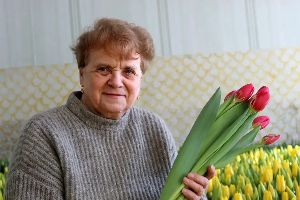 01.01.2022 г. Круглянский район. Мама Сергея, Татьяна Николаевна, помогает с посадкой и срезкой тюльпанов.