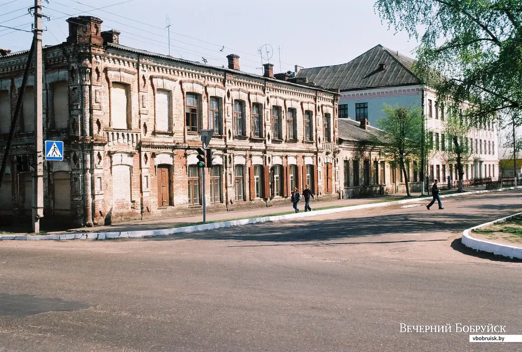 2003 год. Тот самый дом под номером 30 на углу Бахарова и Советской. Фото Александра Чугуева.