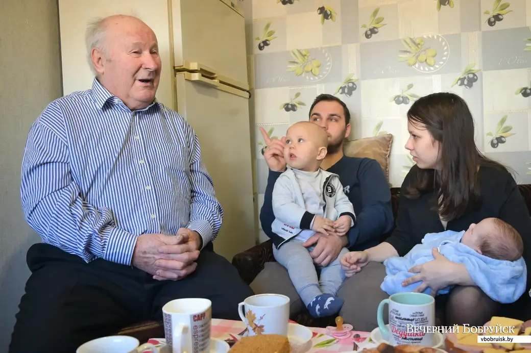 Роднее родного. Пенсионеры Дмитрий Дмитриевич и Зинаида Ивановна приобрели внуков Артема и Алену, а те подарили им правнуков.