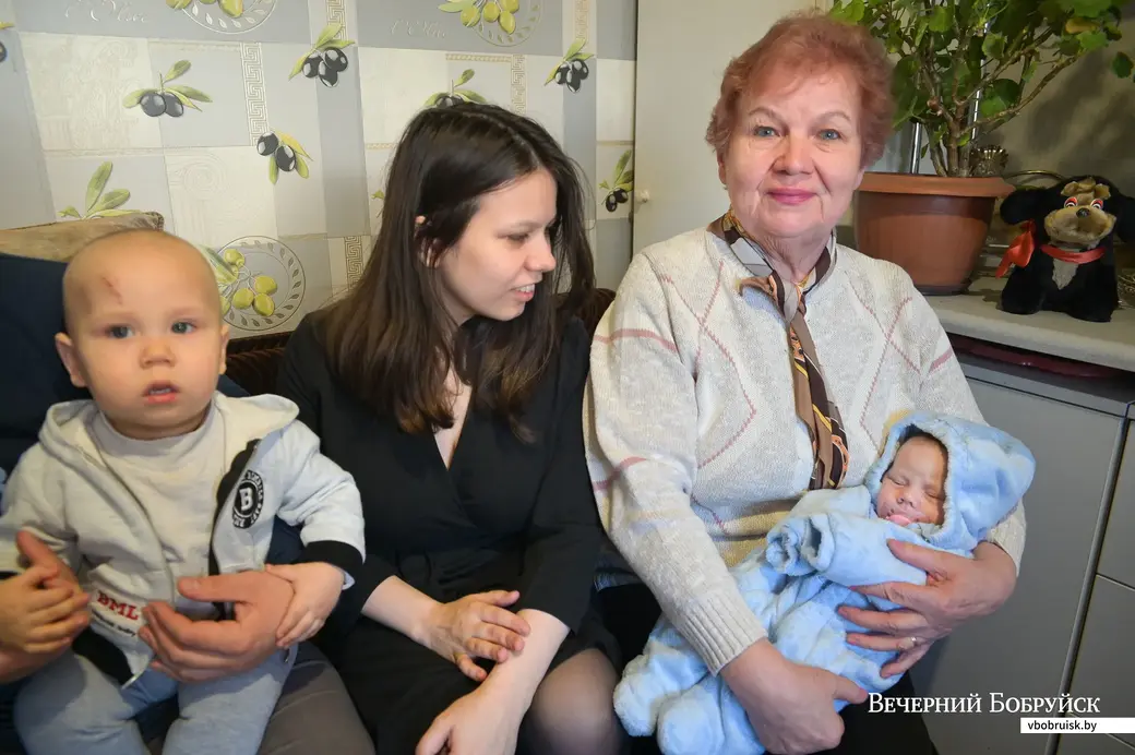 Роднее родного. Пенсионеры Дмитрий Дмитриевич и Зинаида Ивановна приобрели внуков Артема и Алену, а те подарили им правнуков.