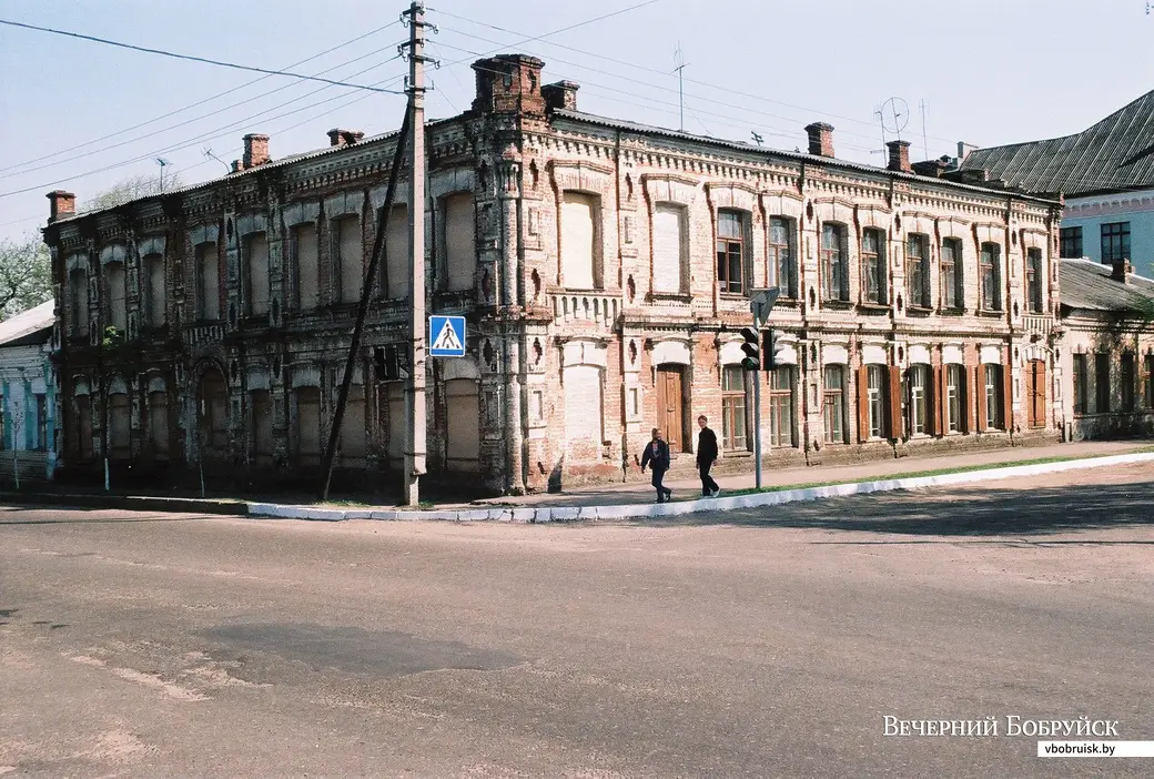 2003 год. Тот самый дом под номером 30 на углу Бахарова и Советской. Фото Александра Чугуева.