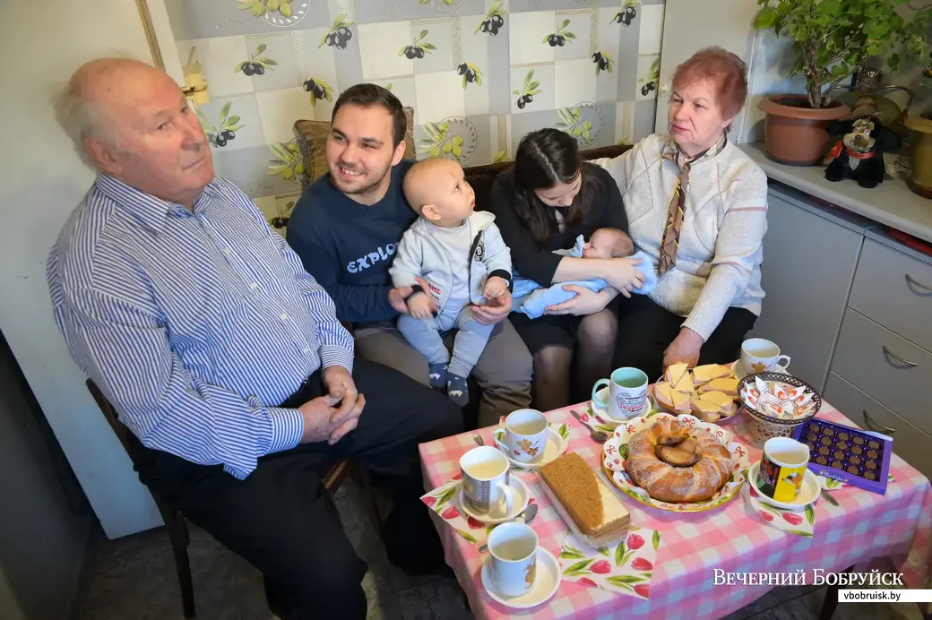 Роднее родного. Пенсионеры Дмитрий Дмитриевич и Зинаида Ивановна приобрели внуков Артема и Алену, а те подарили им правнуков.