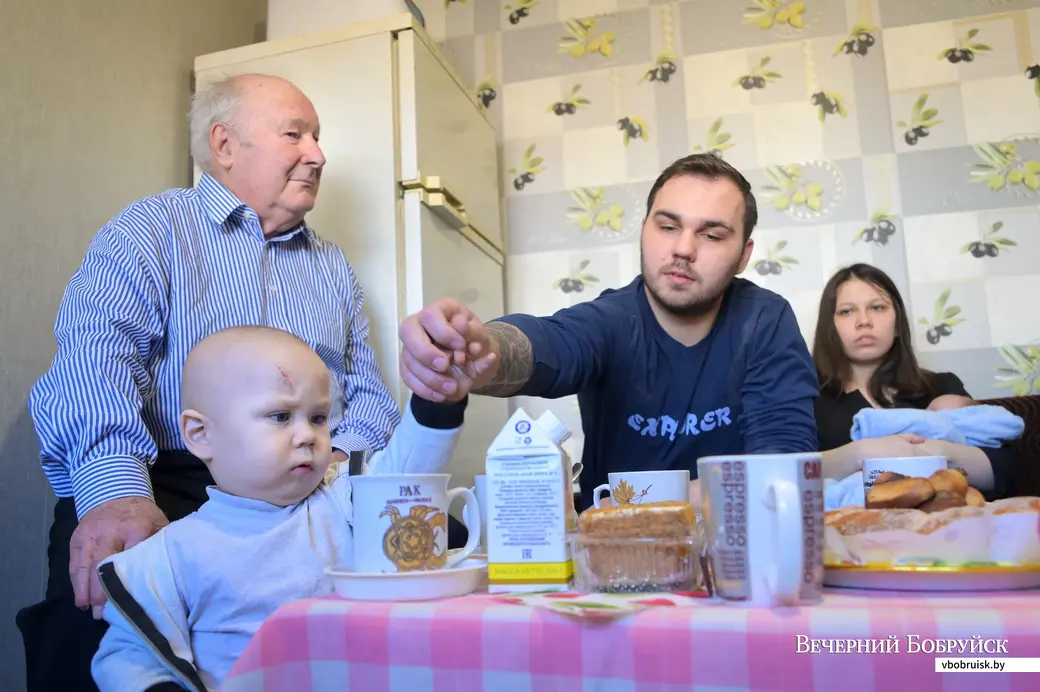 Роднее родного. Пенсионеры Дмитрий Дмитриевич и Зинаида Ивановна приобрели внуков Артема и Алену, а те подарили им правнуков.