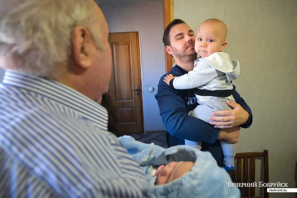 Роднее родного. Пенсионеры Дмитрий Дмитриевич и Зинаида Ивановна приобрели внуков Артема и Алену, а те подарили им правнуков.