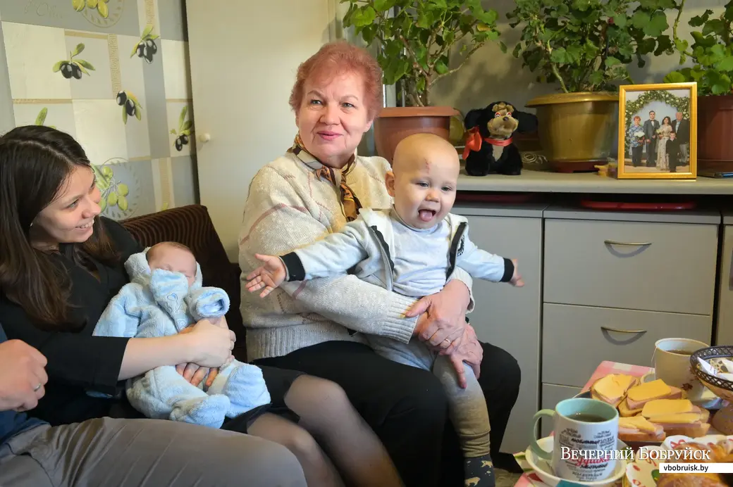 Роднее родного. Пенсионеры Дмитрий Дмитриевич и Зинаида Ивановна приобрели внуков Артема и Алену, а те подарили им правнуков.