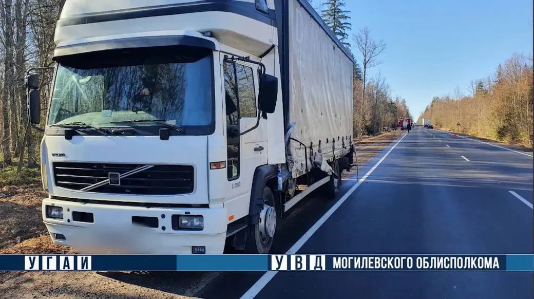 Лобовое столкновение в Кировском районе: «УАЗ» столкнулся с грузовым Volvo.