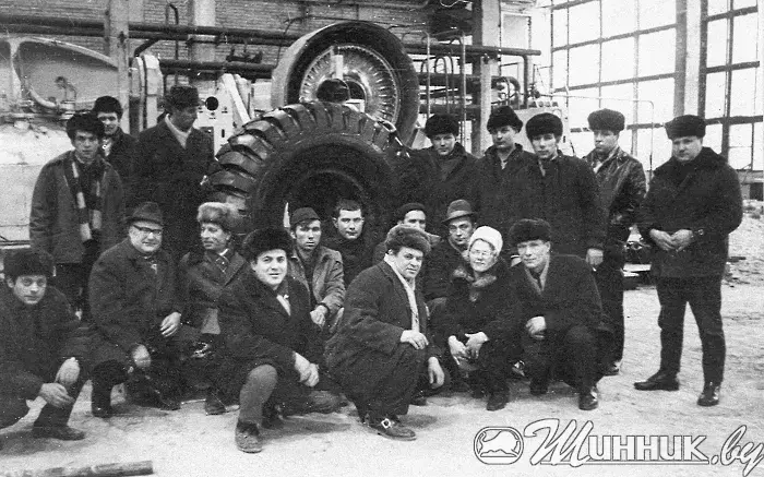 1.01.1972. Первая бобруйская шина, её вулканизаторщики и руководство БШК. Слева от шины стоит начальник сборочного цеха Пётр Ланцевич, под ним сидит в очках директор БШК
