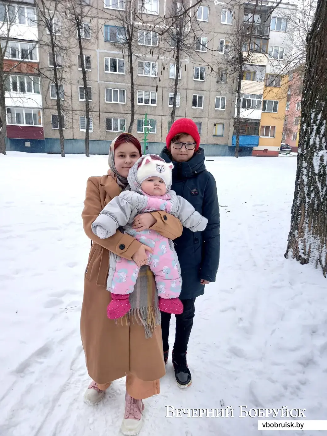 Слева – Катюша с маленькой Дианой на руках, справа – падчерица Алиса.