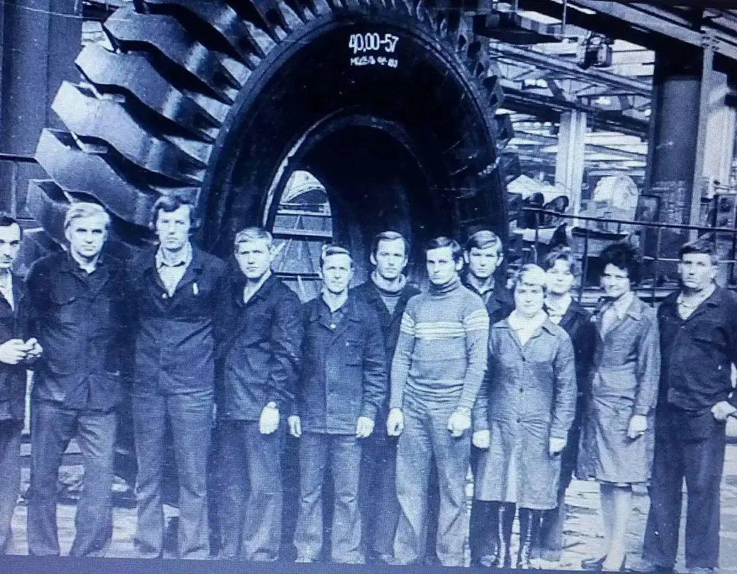 1982г. Бобруйская шина для 180-тонного Белаза. Третий слева Николай Андреев, четвёртый Виктор Вишневский. Фото из архива Николая Андреева