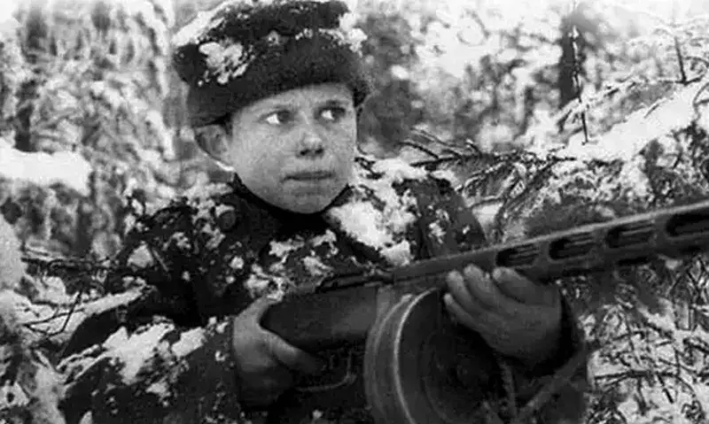 Леня Голиков, 16 лет, герой-партизан. Известное советское фото военной поры.