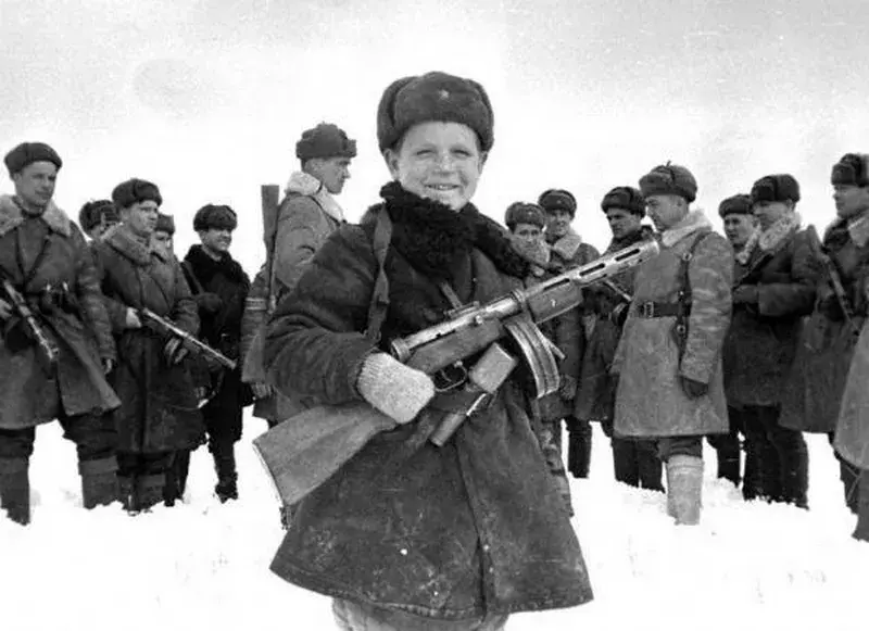 1940-е, юный партизан. Известное советское фото военной поры.
