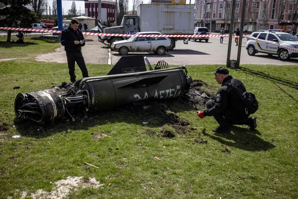 Фрагмент ракеты, обнаруженный после удара по вокзалу Краматорска. 8 апреля 2022 года. Фото: AFP.