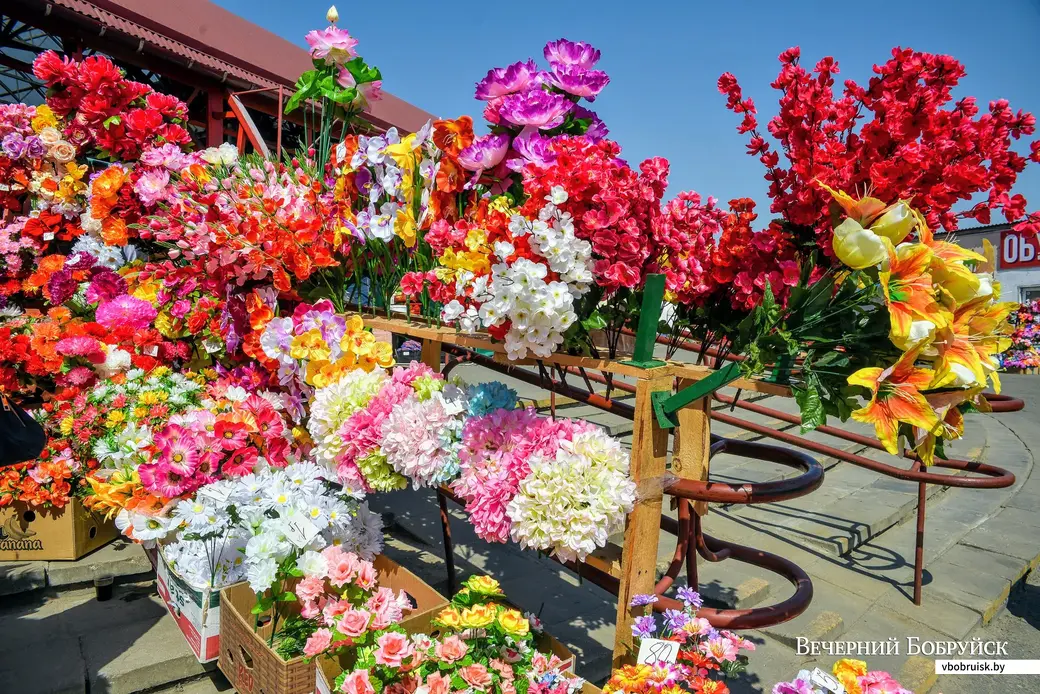 Продажа пластиковых цветов на центральном рынке перед Радуницей. Фото из архива ВБ.
