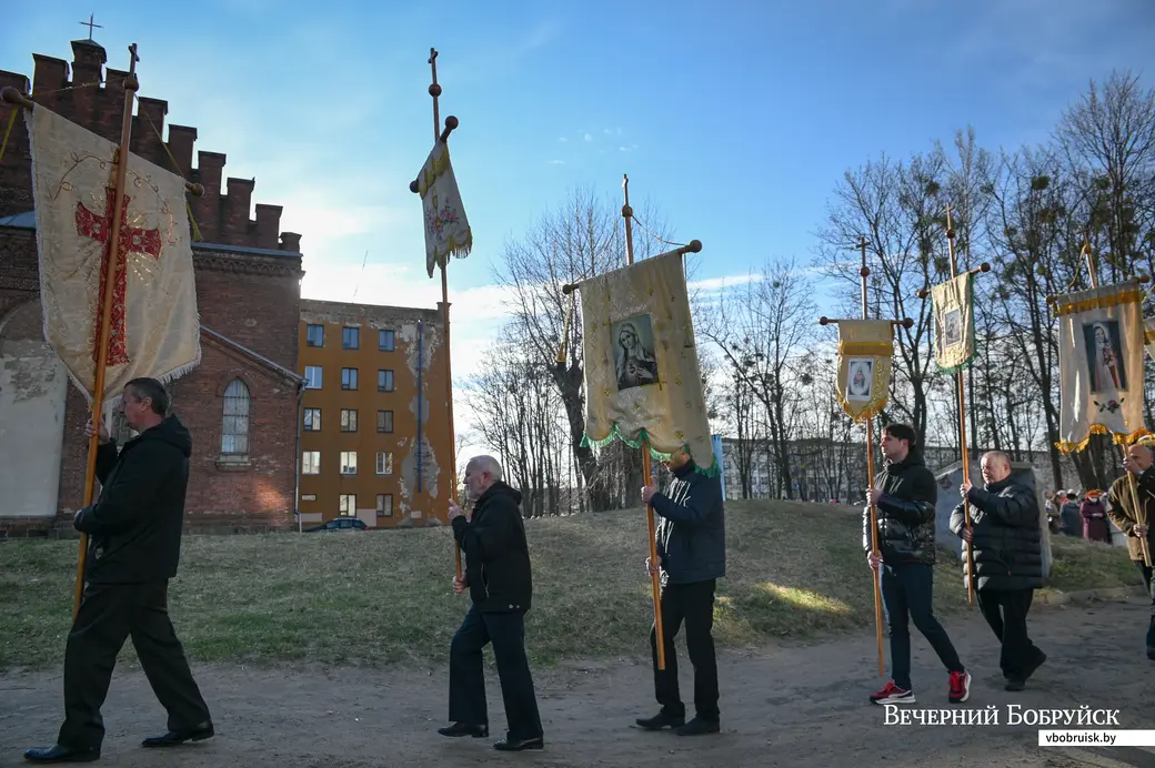 Бобруйск. Пасха в костеле Непорочного Зачатия Пресвятой Девы Марии. Торжественная процессия перед резурекцией.