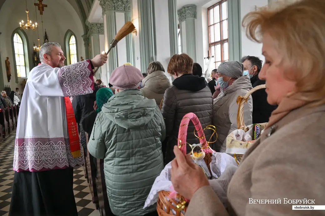 Бобруйск. Пасха в костеле Непорочного Зачатия Пресвятой Девы Марии. Освящение яств на пасхальный стол.