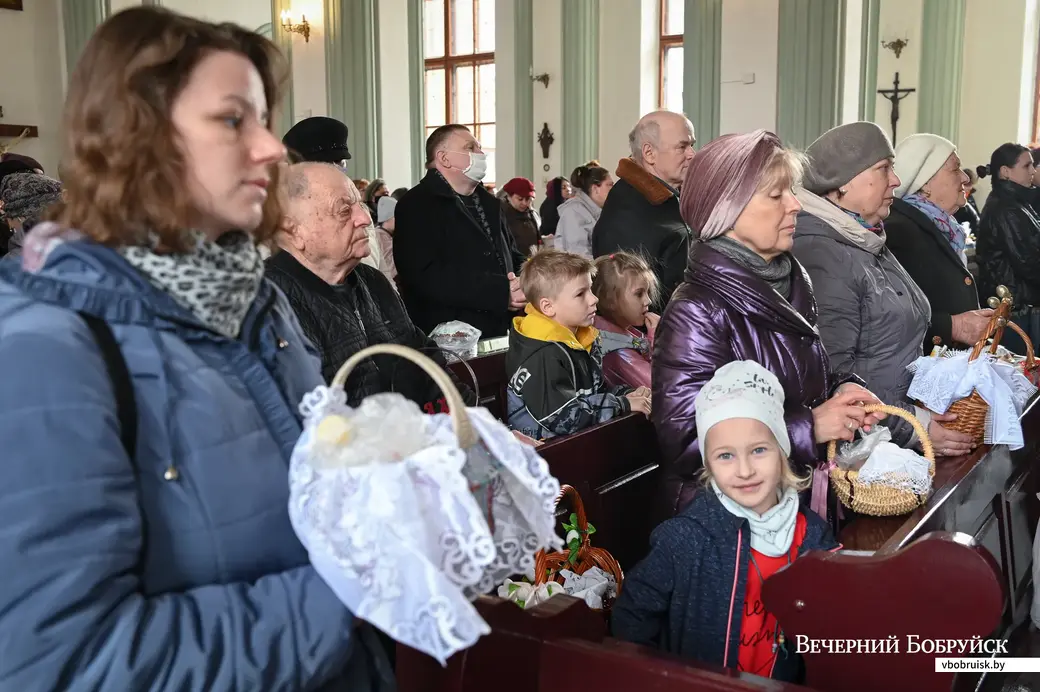 Бобруйск. Пасха в костеле Непорочного Зачатия Пресвятой Девы Марии. Освящение яств на пасхальный стол.
