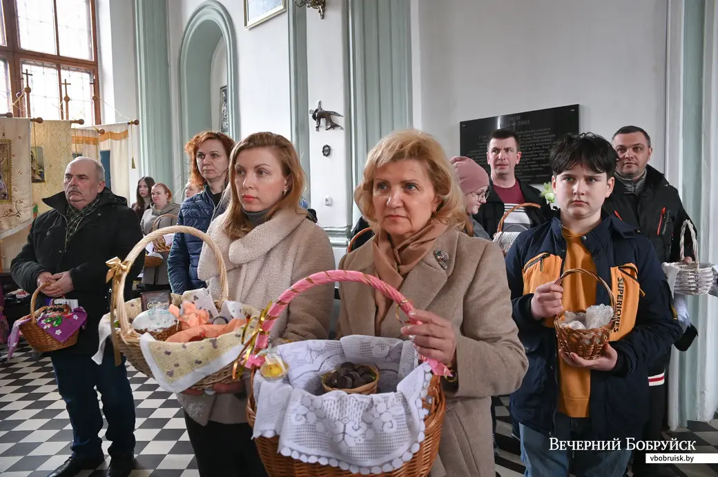 Бобруйск. Пасха в костеле Непорочного Зачатия Пресвятой Девы Марии. Освящение яств на пасхальный стол.
