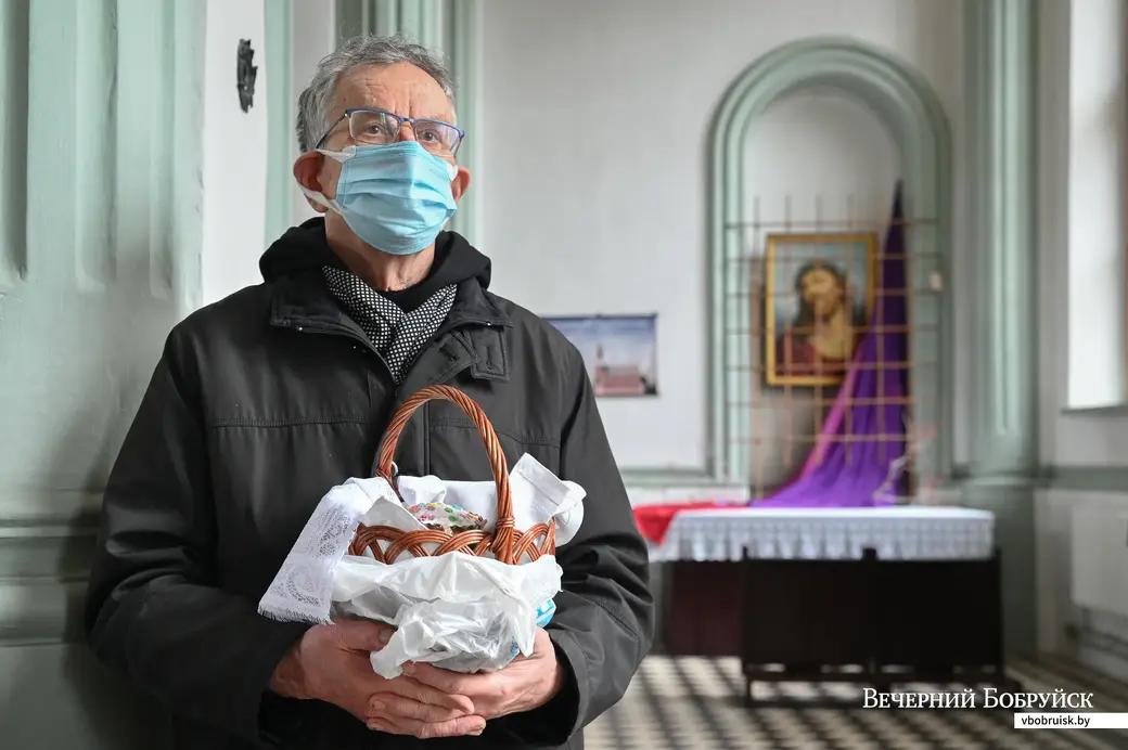 Бобруйск. Пасха в костеле Непорочного Зачатия Пресвятой Девы Марии. Освящение яств на пасхальный стол.