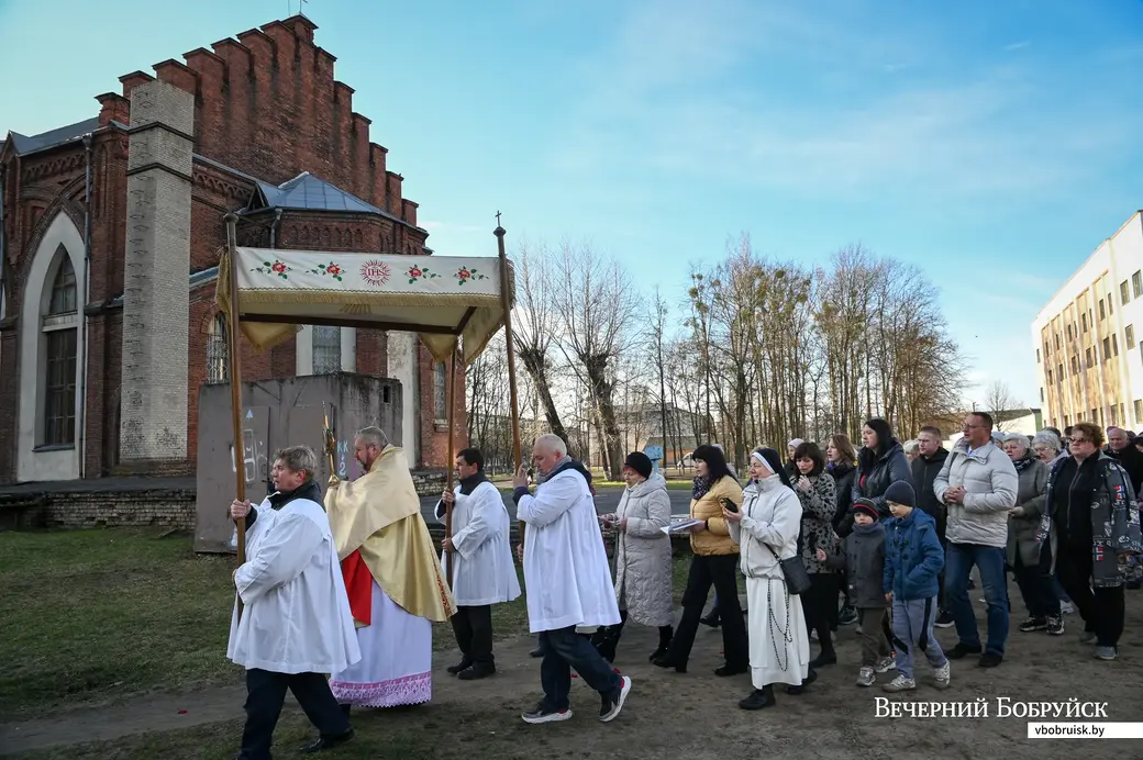 Бобруйск. Пасха в костеле Непорочного Зачатия Пресвятой Девы Марии. Торжественная процессия перед резурекцией.