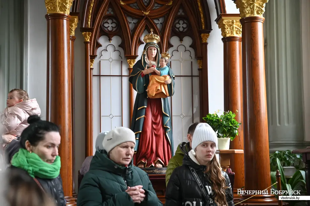Бобруйск. Пасха в костеле Непорочного Зачатия Пресвятой Девы Марии. Освящение яств на пасхальный стол.
