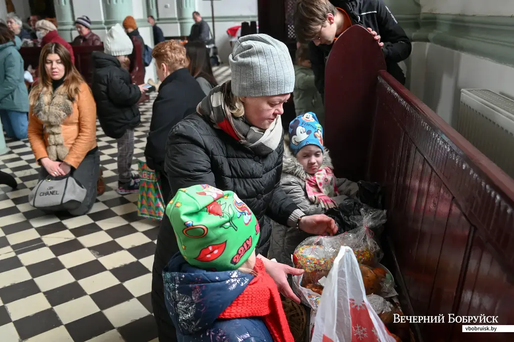 Бобруйск. Пасха в костеле Непорочного Зачатия Пресвятой Девы Марии. Освящение яств на пасхальный стол.
