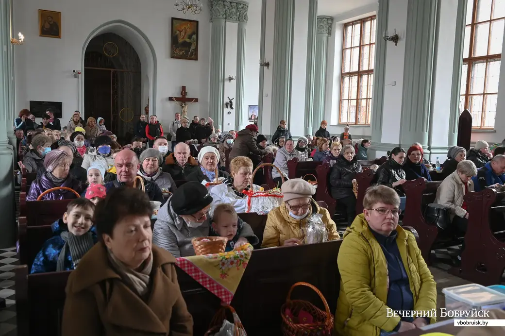 Бобруйск. Пасха в костеле Непорочного Зачатия Пресвятой Девы Марии. Освящение яств на пасхальный стол.