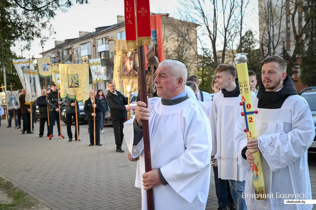 Бобруйск. Пасха в костеле Непорочного Зачатия Пресвятой Девы Марии. Торжественная процессия перед резурекцией.