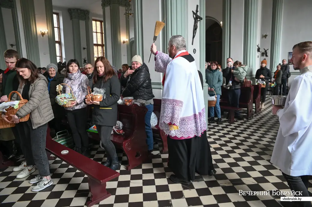 Бобруйск. Пасха в костеле Непорочного Зачатия Пресвятой Девы Марии. Освящение яств на пасхальный стол.