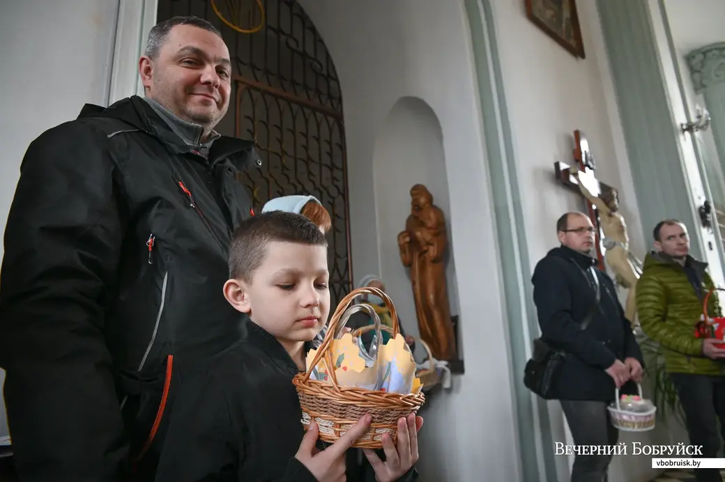 Бобруйск. Пасха в костеле Непорочного Зачатия Пресвятой Девы Марии. Освящение яств на пасхальный стол.