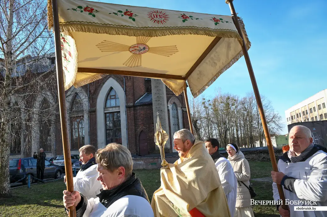 Бобруйск. Пасха в костеле Непорочного Зачатия Пресвятой Девы Марии. Торжественная процессия перед резурекцией.