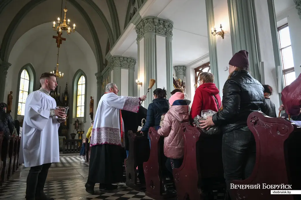 Бобруйск. Пасха в костеле Непорочного Зачатия Пресвятой Девы Марии. Освящение яств на пасхальный стол.