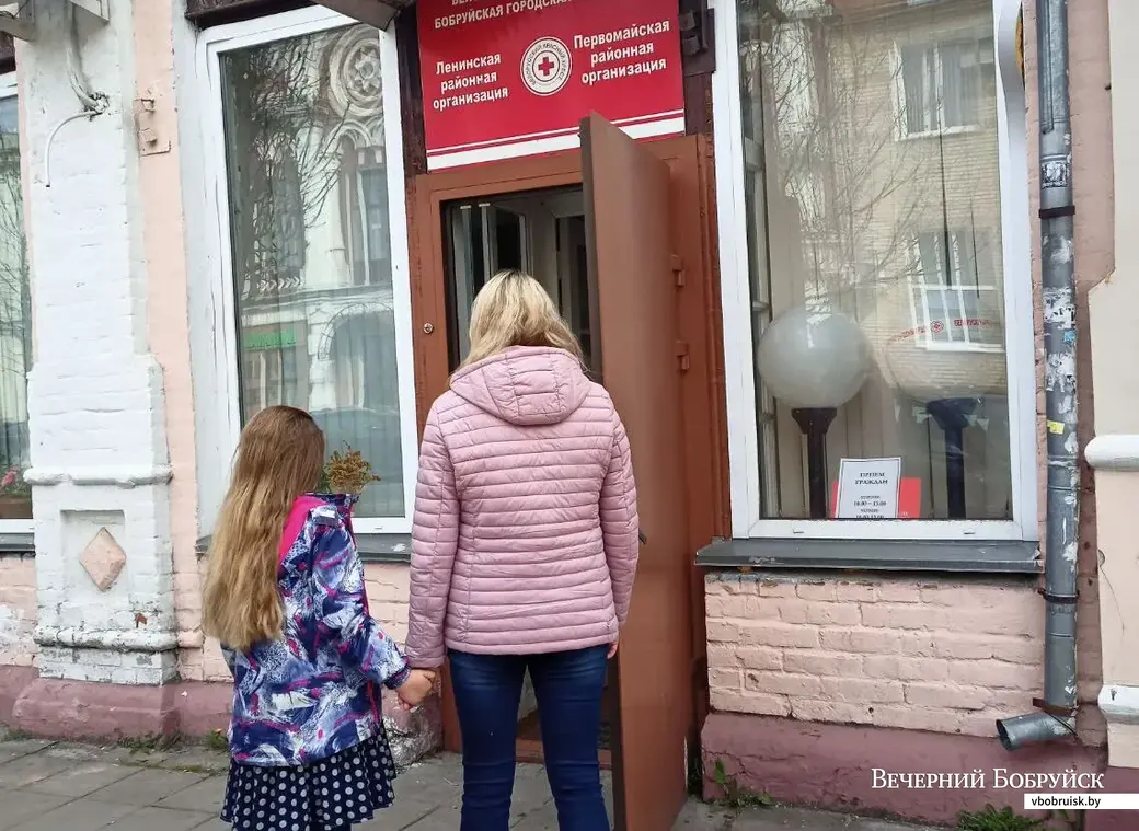 Ольга с дочерью пришли в бобруйский Красный Крест, где им предложили помощь.
