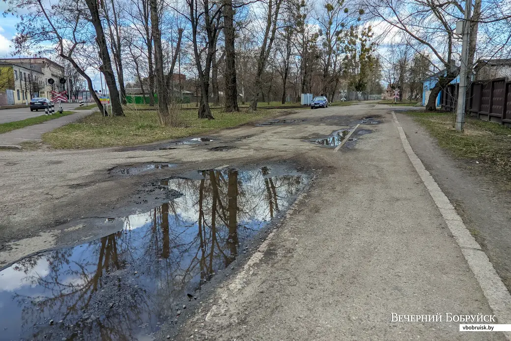 Часть улицы Новошоссейной перед железнодорожным переездом