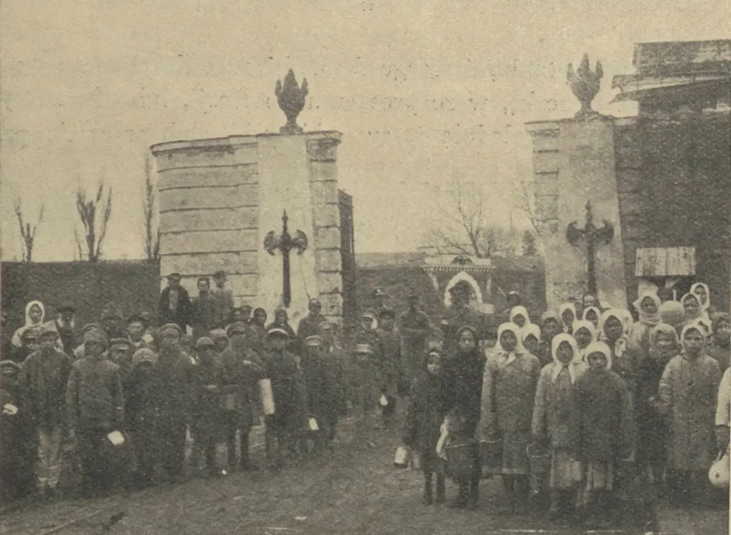 Жители Бобруйска у Слуцких ворот. 1918. Источник — Dowbor-Muśnicki J. Moje wspomnienia. Warszawa, 1935. S. 229. Bagiński H. Wojsko Polskie na Wschodzie: 1914-1920.