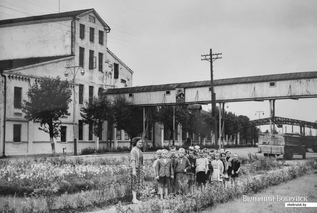 Архивные фотографии Бобруйского винзавода 60-х годов ХХ века. (Бобруйский завод виноградных напитков). Главный корпус винзавода на улице Новошоссейной. Фото 1962 года.