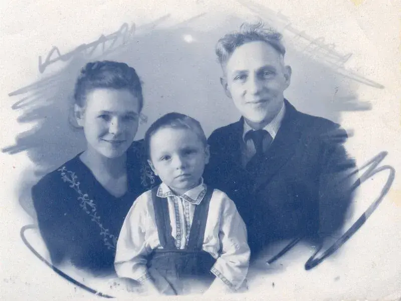 Борис Микулич с женой Марией Смеляковой и приемным сыном Женей (1953 г.).