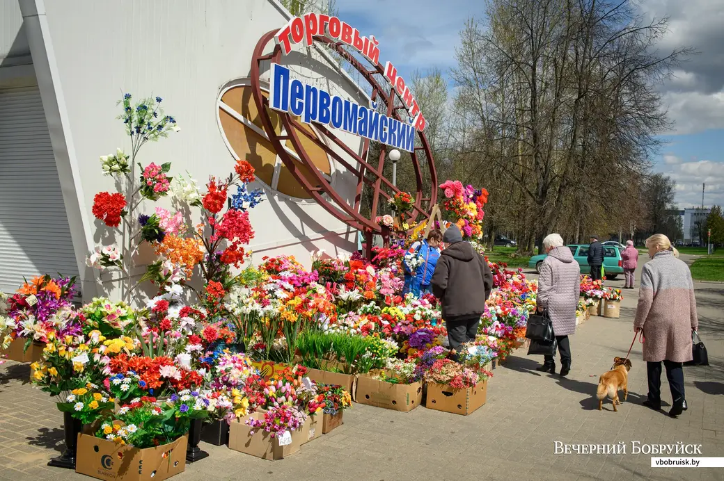28.04.2022. Бобруйск. Продажа искусственных цветов на стихийном рынке на улице 50 лет ВЛКСМ