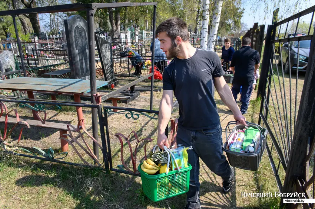03.05.2022. Бобруйск. Радуница на кладбище в деревне Зеленка-2 (ул. Керамичная)