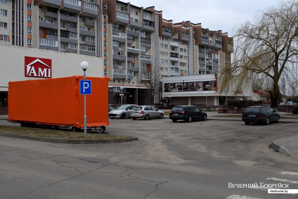 На бесплатных парковках в городе даже фуры стоят.