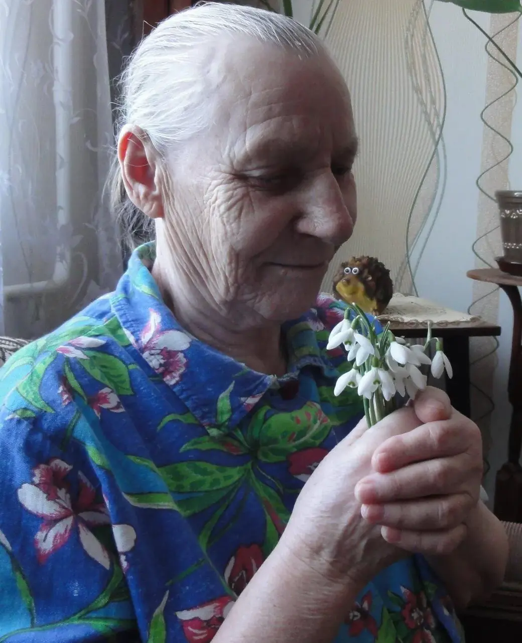 Прасковья Ивановна с подснежниками от зятя.