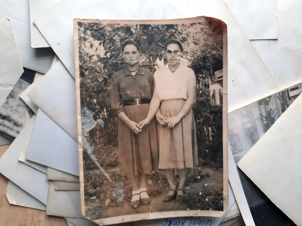 Две подружки под Полтавой. Бабушка Зоя – слева. 1960-е годы. Фото из домашнего архива Зои Нестеровой.