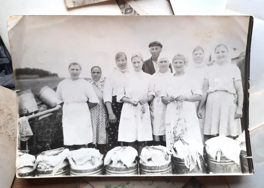 Работали дружной семьей. Доярки с бригадиром. 1960-е годы. Фото из домашнего архива Зои Нестеровой.