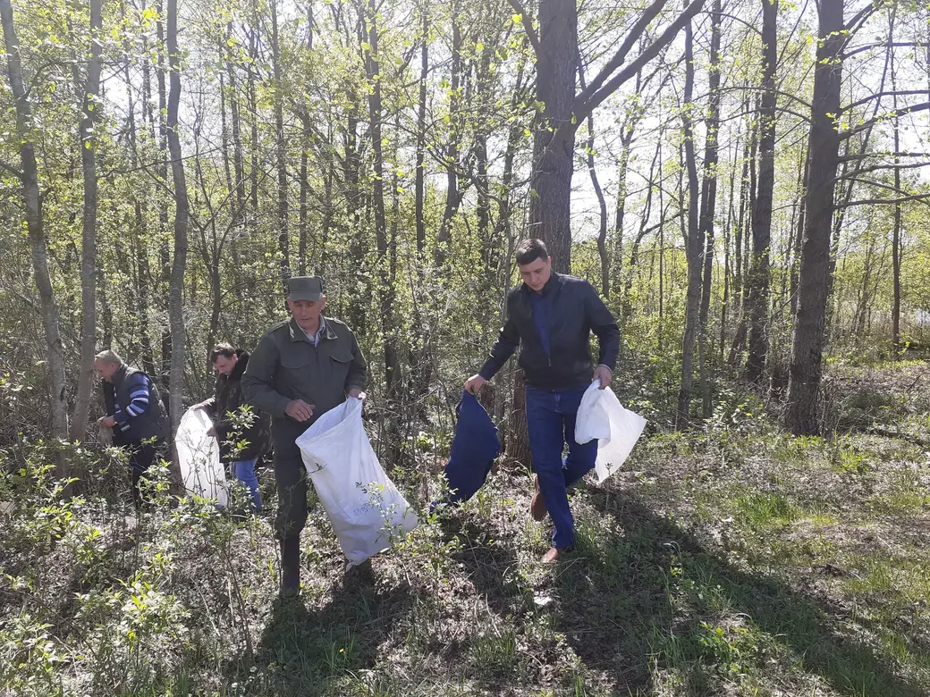 16 мая 2022г. В Бобруйске прошла акция «Чистый водоем»: навели порядок на берегу озера Плывун. Фото Бобруйского отдела Госпромнадзора.