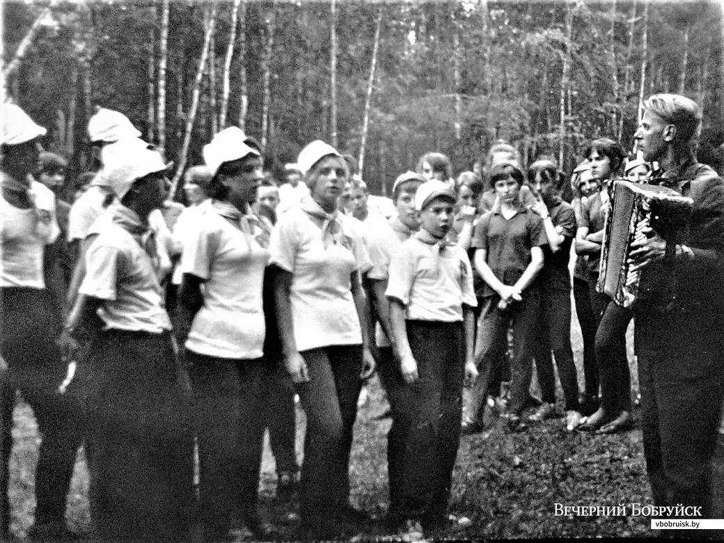 Настоящие пионеры никогда не упустят возможности блеснуть в лагере хоровым пением. Под Бобруйском, 1966 год.