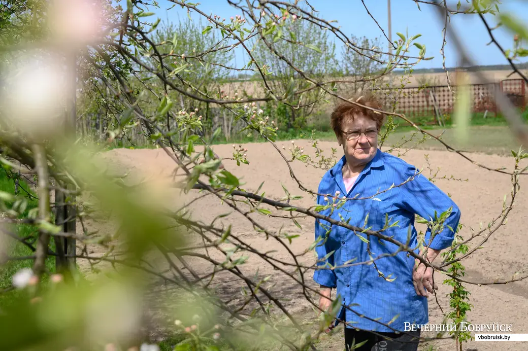 11.05.2022. Телушский сельский Совет. Евгений Михайлович и Валентина Александровна Демковы растят сад в деревне Телуша