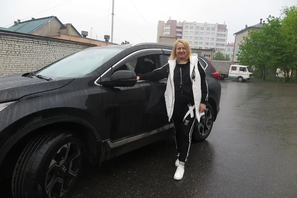 Май, 2022 г. Могилев. Нынешнюю свою машину Елена ласково называет «Девочка».