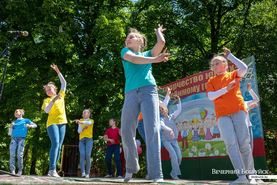 01.06.2022. Бобруйск. Праздник «Планета детства под созвездием добра», посвященный Дню защиты детей. Концертная программа «Детство – это ты и я»